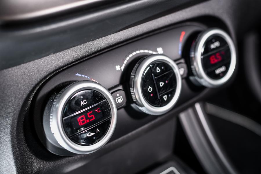 Детали интерьера Alfa Romeo Giulietta QV Line (940) 2014 года  (WW) (фото 8 из 27)